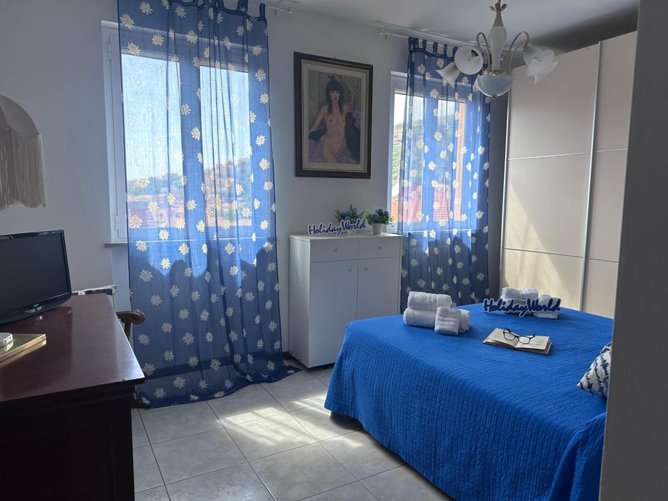 Bed, TV and multimedia, Photo of the whole room, Bedroom