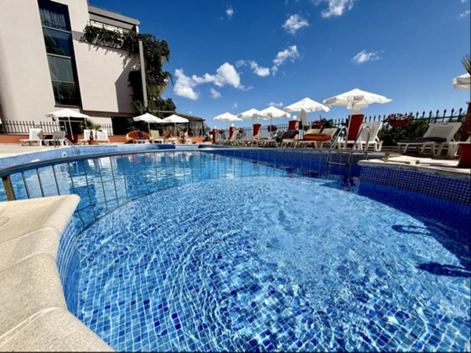 Swimming pool, sunbed