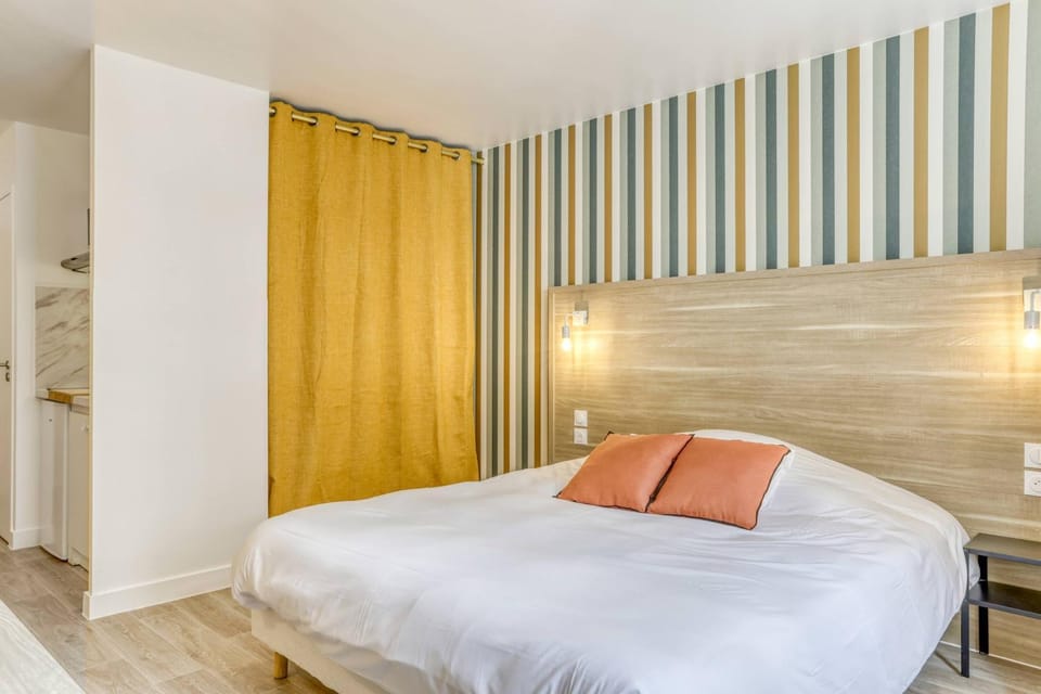 Bed, Coffee/tea facilities, Kitchen or kitchenette, stove, towels