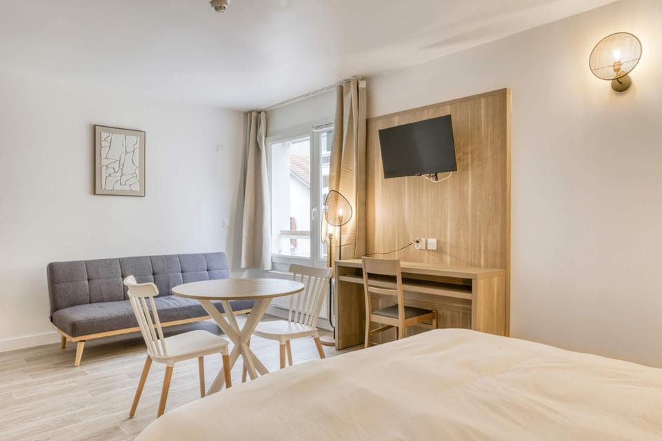 Bed, TV and multimedia, Living room, Photo of the whole room, Seating area, Dining area, Bedroom