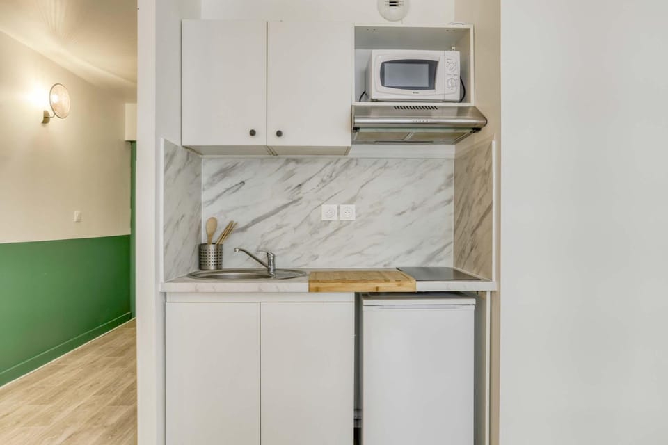 Kitchen or kitchenette, microwave, stove