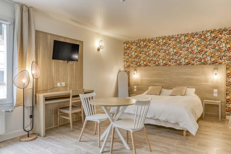 Bed, TV and multimedia, Living room, Photo of the whole room, Seating area, Dining area, Bedroom