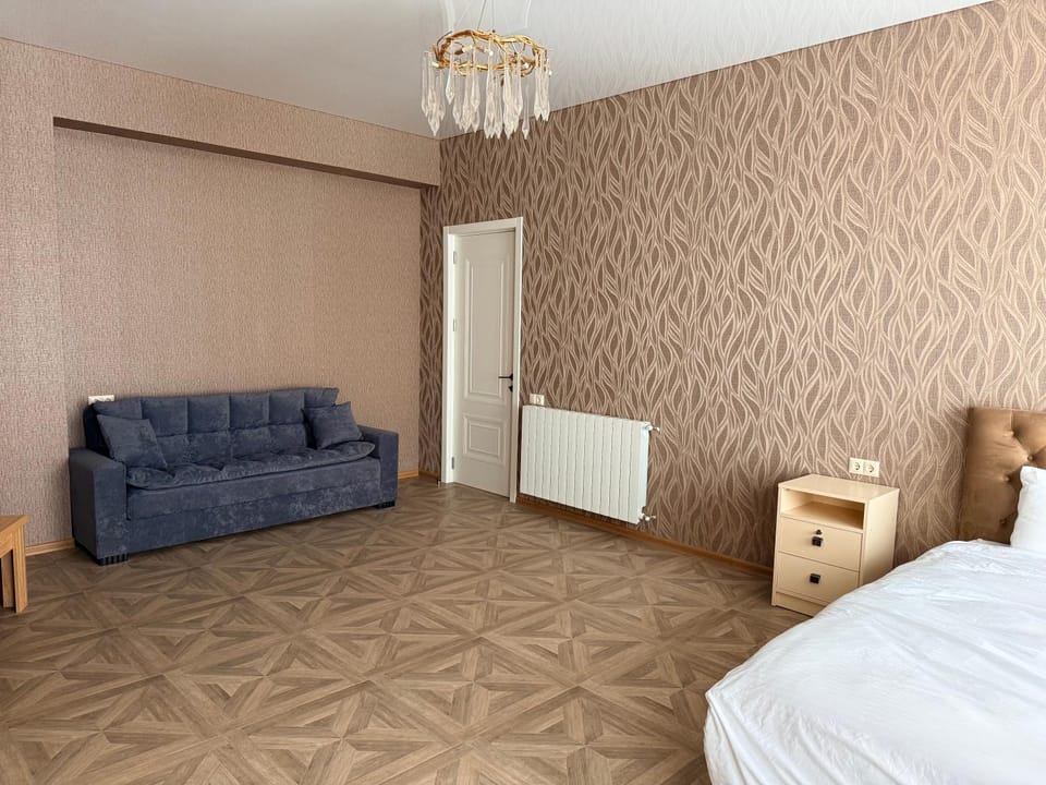 Bed, Living room, Photo of the whole room, Seating area, Bedroom