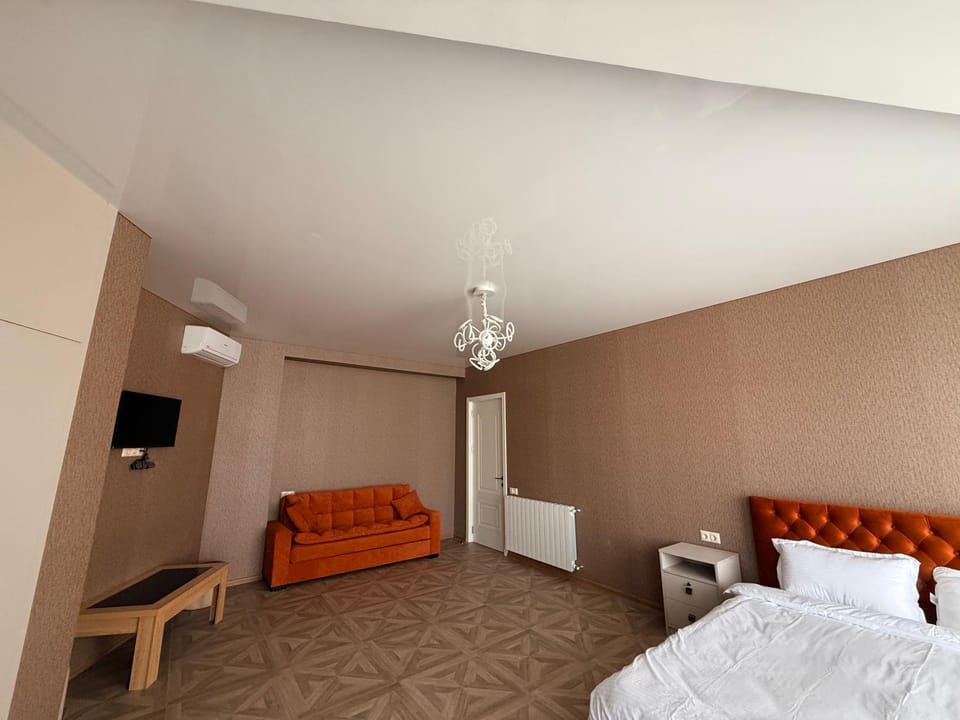 Bed, TV and multimedia, Living room, Photo of the whole room, Seating area, Bedroom