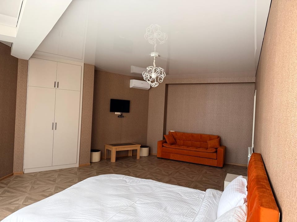 Communal lounge/ TV room, Bed, TV and multimedia, Living room, Photo of the whole room, Seating area, Evening entertainment, Bedroom, wardrobe
