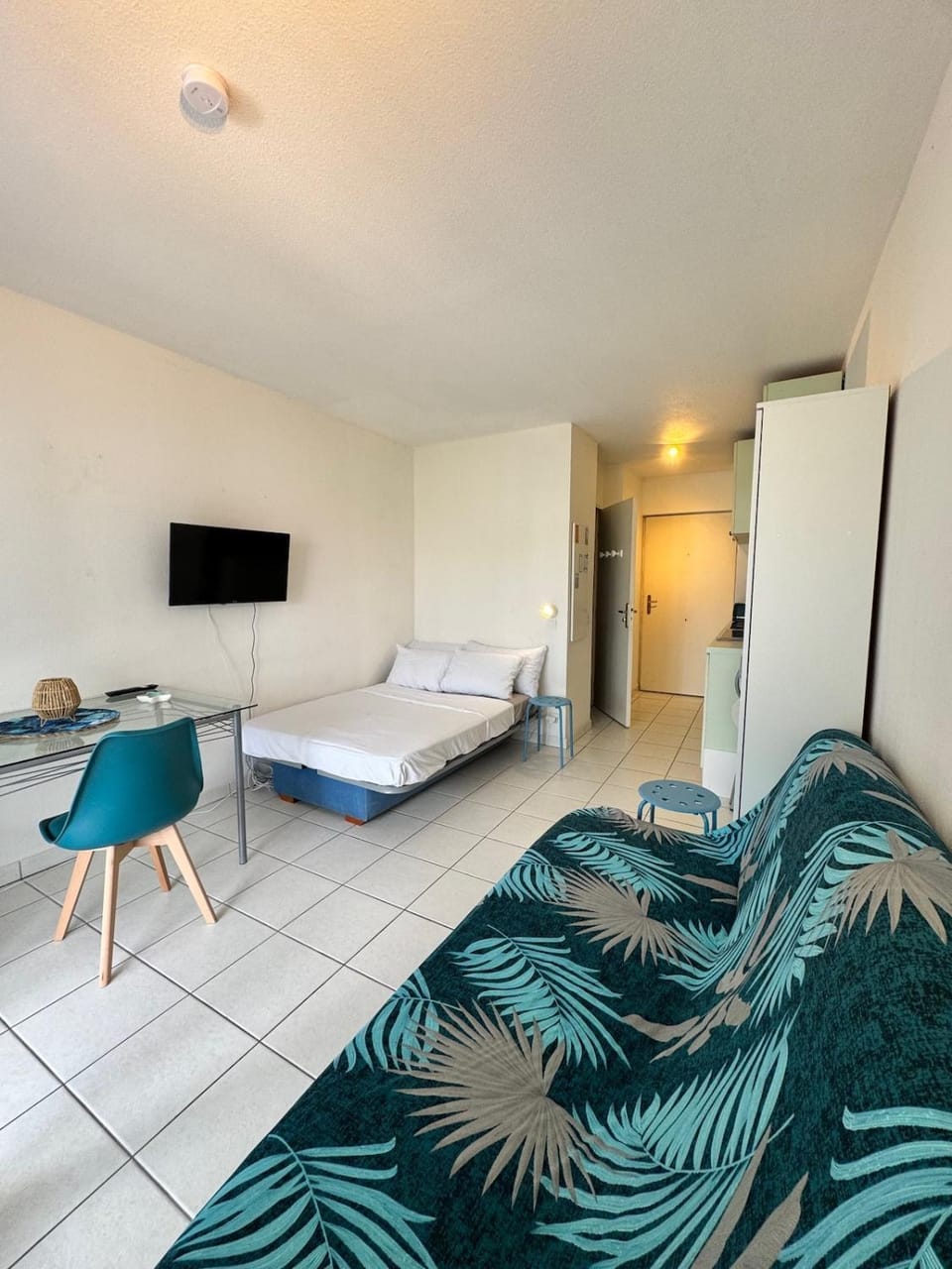Bed, TV and multimedia, Kitchen or kitchenette, wardrobe