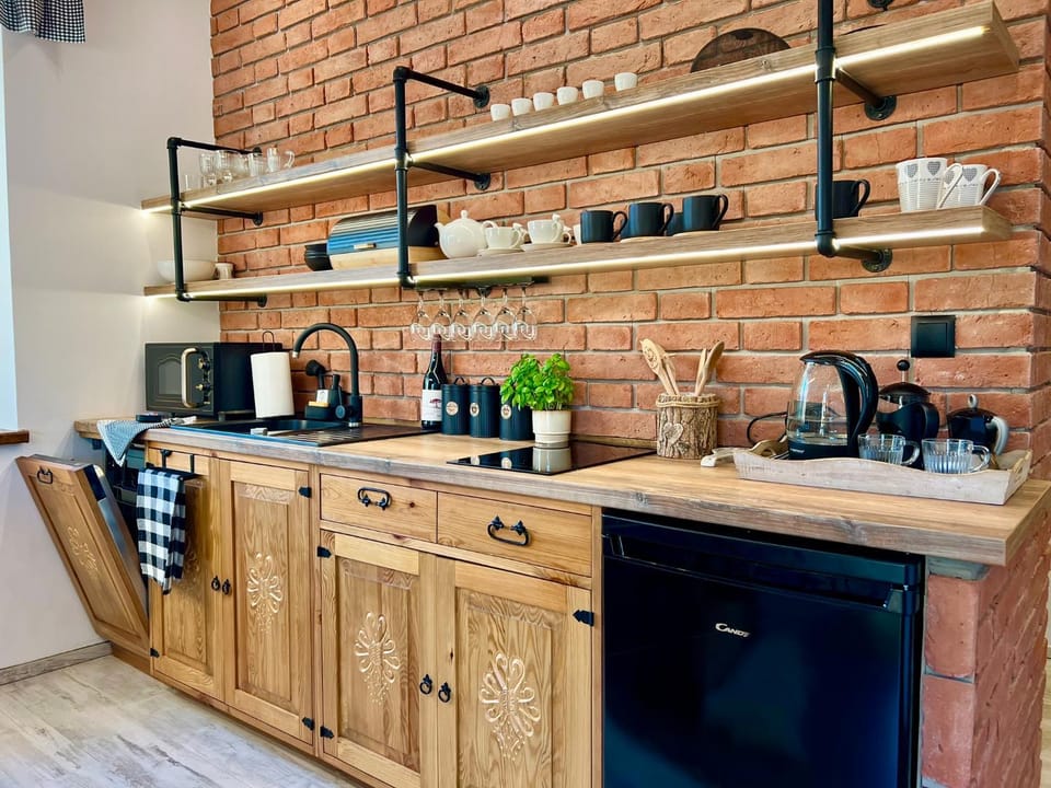 Coffee/tea facilities, Kitchen or kitchenette, stove