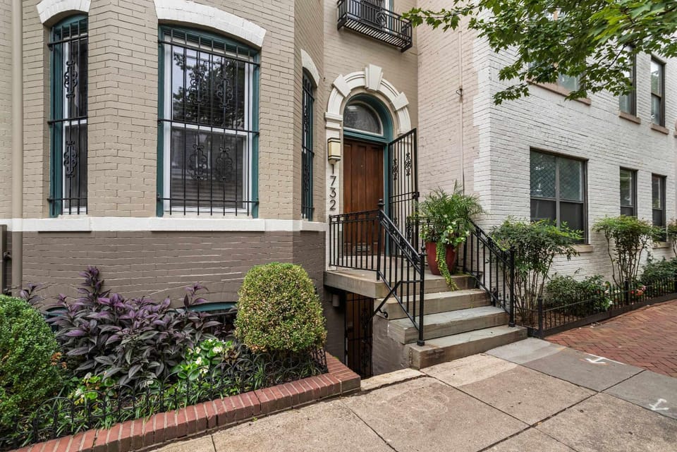 Sojourn Top-tier Walk Score by Chic Local Eateries Apartment in Arlington