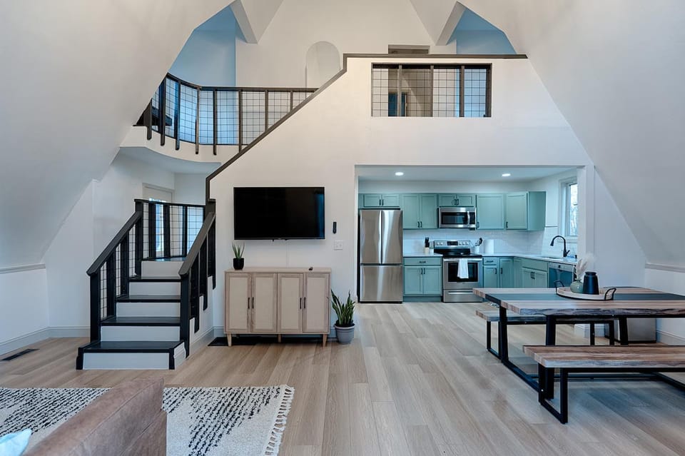 TV and multimedia, Kitchen or kitchenette, Living room, Seating area, Dining area