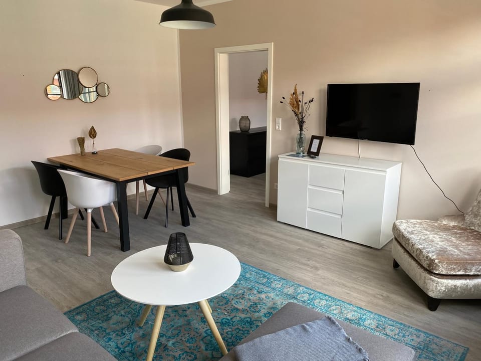 TV and multimedia, Living room, Seating area, Dining area