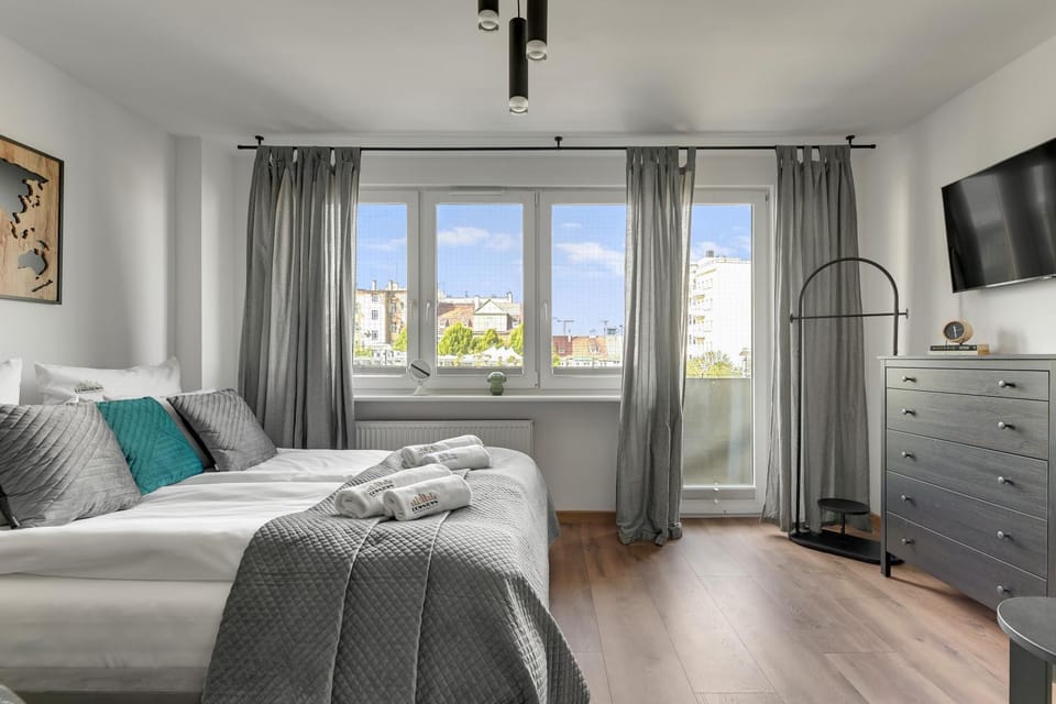 Bed, TV and multimedia, Living room, towels