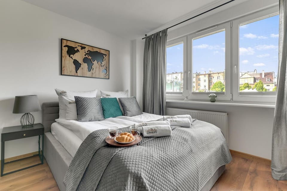 Bed, Living room, towels