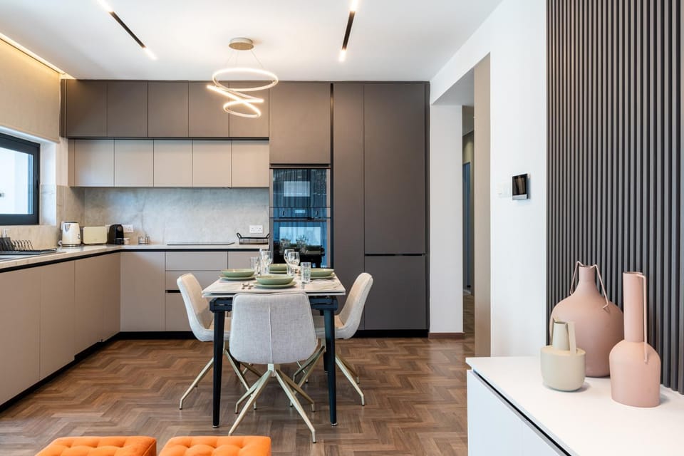 Kitchen or kitchenette, Dining area