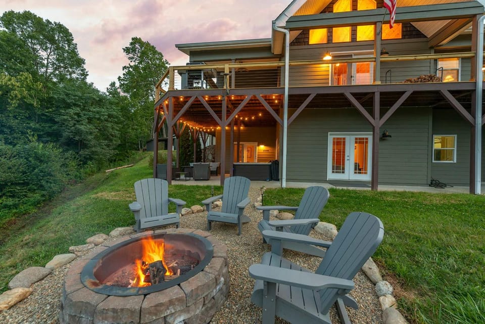 Stunning Mtn Views Hot Tub Fire Pit Sleeps 8 House in Ivy Hill