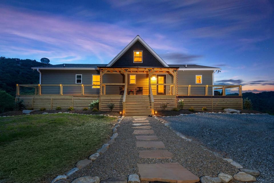 Stunning Mtn Views Hot Tub Fire Pit Sleeps 8 House in Ivy Hill