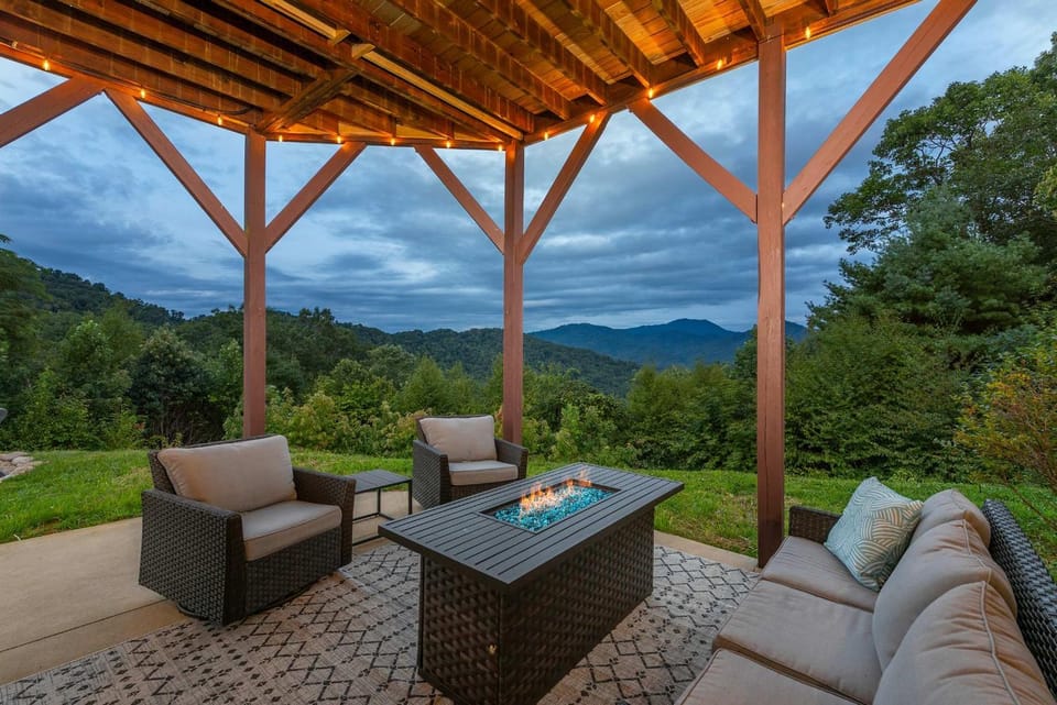 Stunning Mtn Views Hot Tub Fire Pit Sleeps 8 House in Ivy Hill