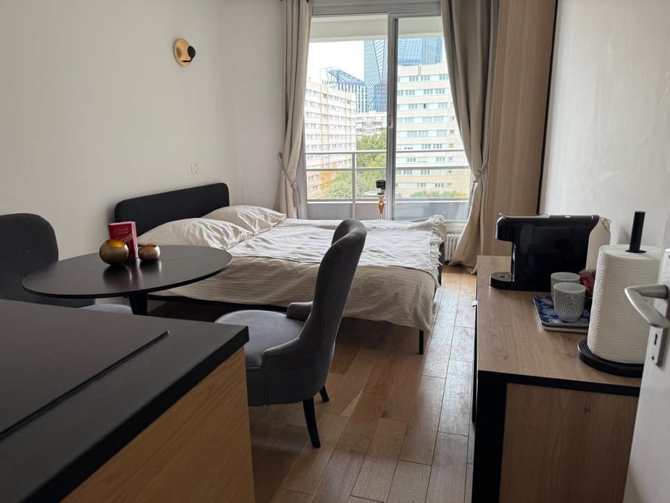 Appartement cosy à Paris en métro -balcon & wifi Apartment in Puteaux