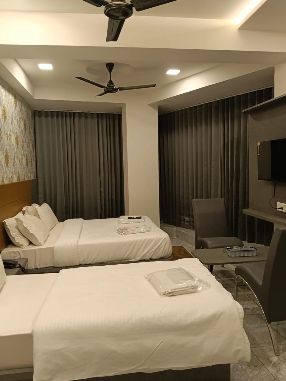Bed, TV and multimedia, Photo of the whole room, Bedroom