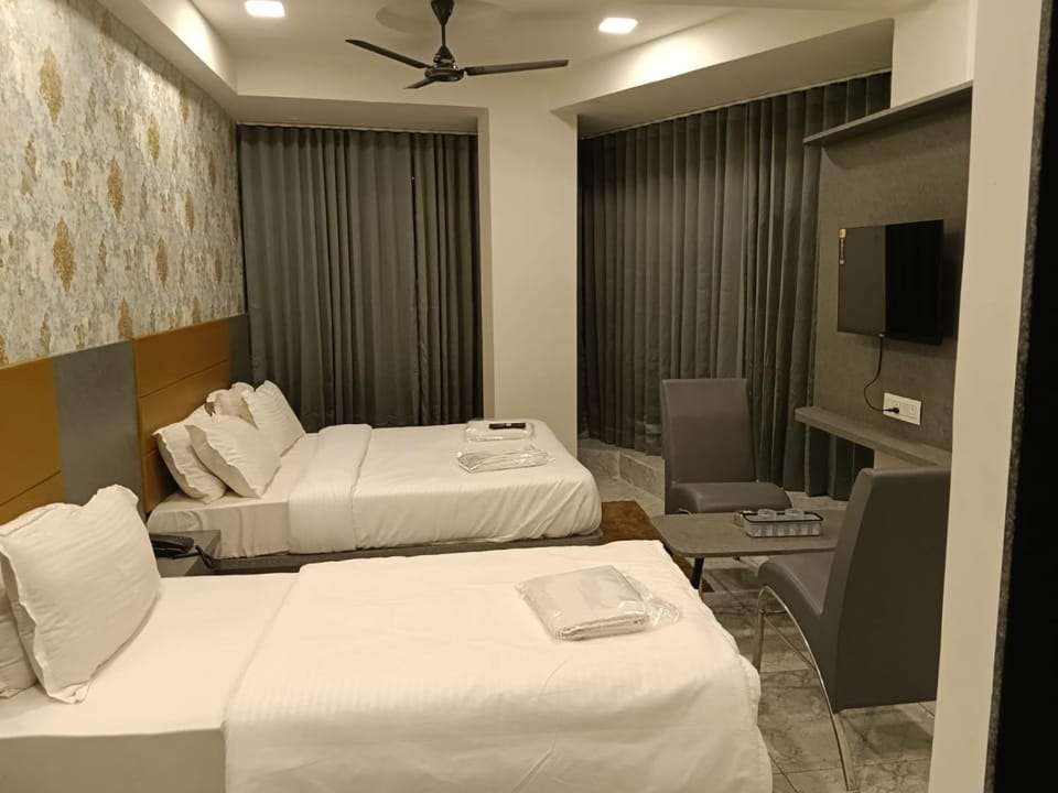 Bed, TV and multimedia, Photo of the whole room, Bedroom, towels, air conditioner