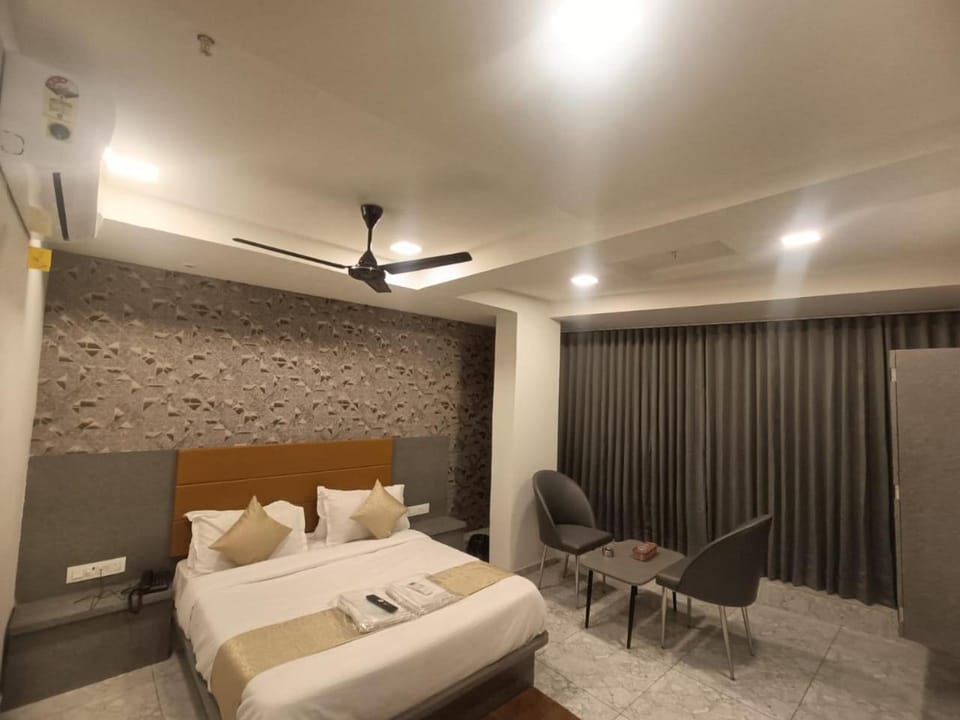 Bed, Photo of the whole room, Seating area, Bedroom