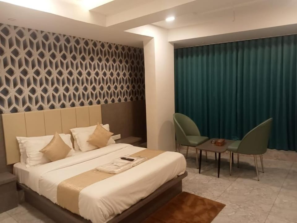 Bed, Living room, Photo of the whole room, Seating area, Bedroom