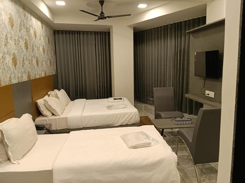 Bed, TV and multimedia, Photo of the whole room, Bedroom