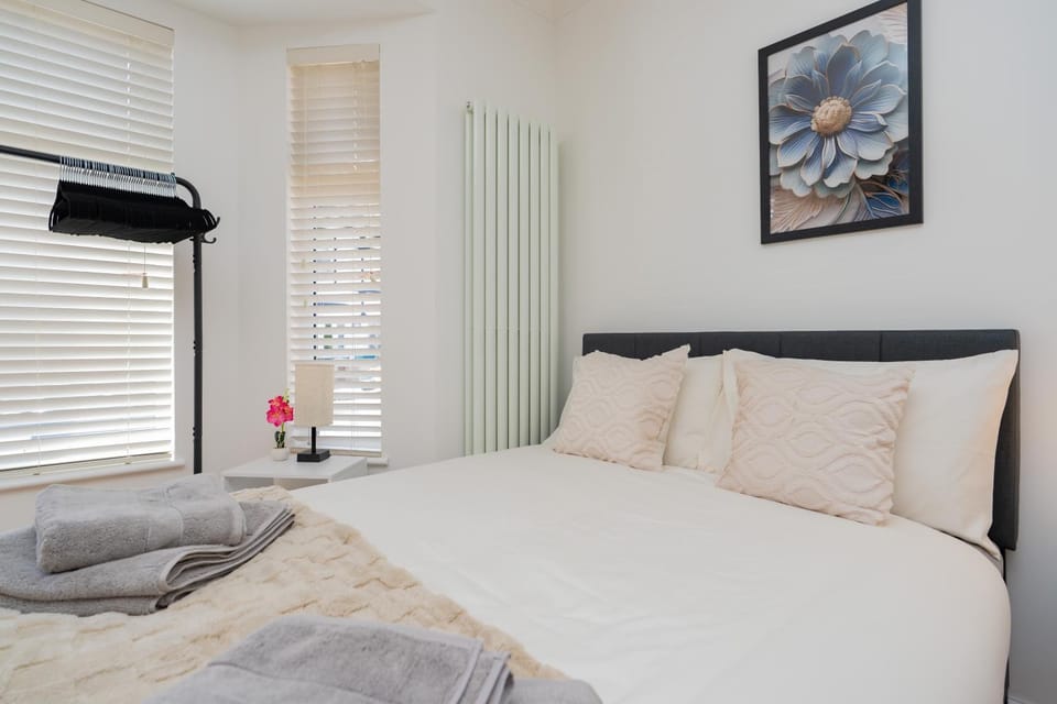 Open Mind Property - Cozy 4BR Flat & HotTub, Bognor Apartment in Bognor Regis