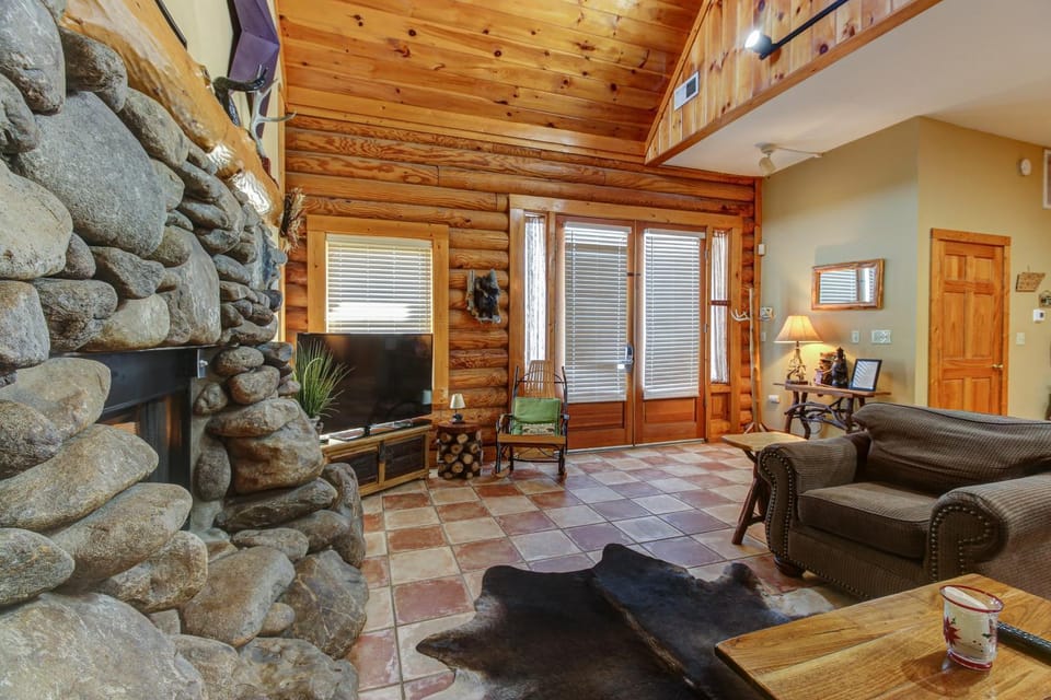Near Dtwn Pigeon Forge! Multi-Level Cabin w/ Pool Cabin in Pigeon Forge