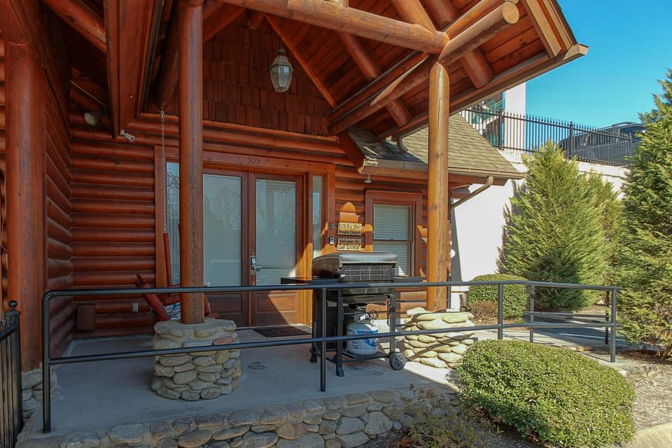Near Dtwn Pigeon Forge! Multi-Level Cabin w/ Pool Cabin in Pigeon Forge
