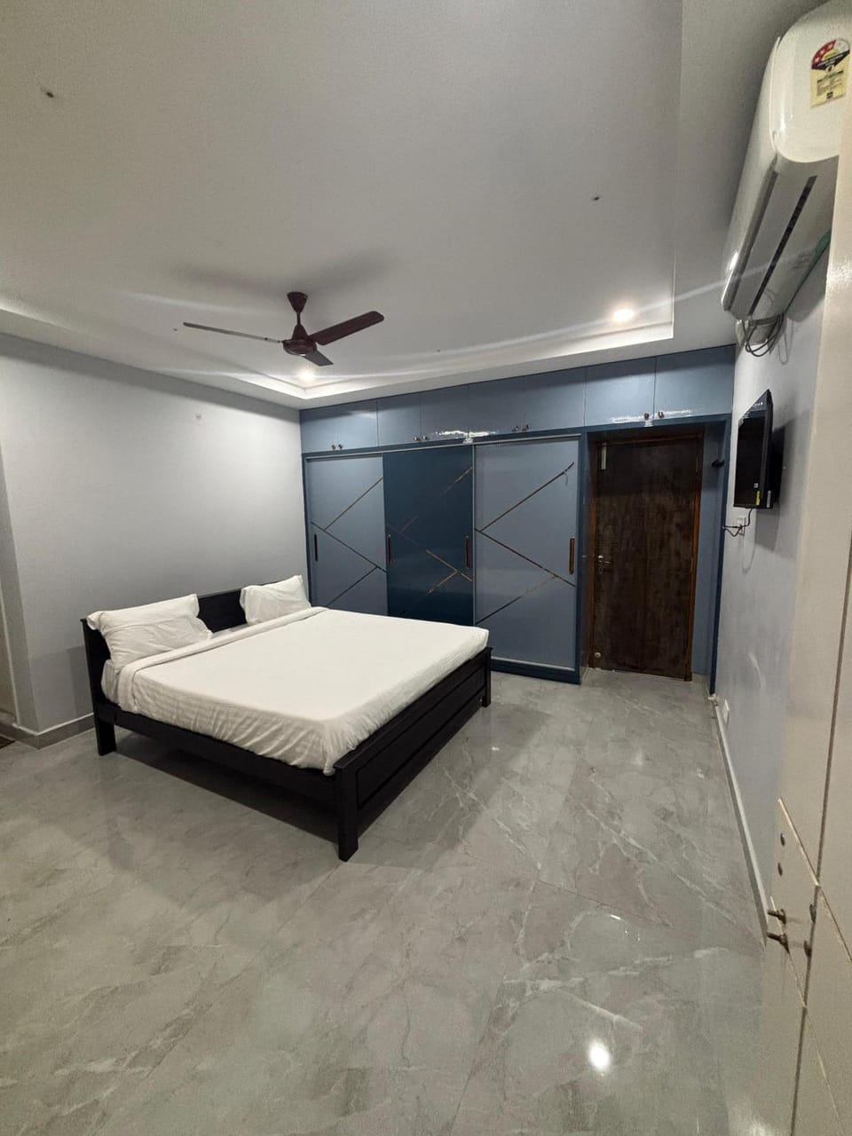 Bed, TV and multimedia, Bedroom, fireplace, wardrobe, air conditioner