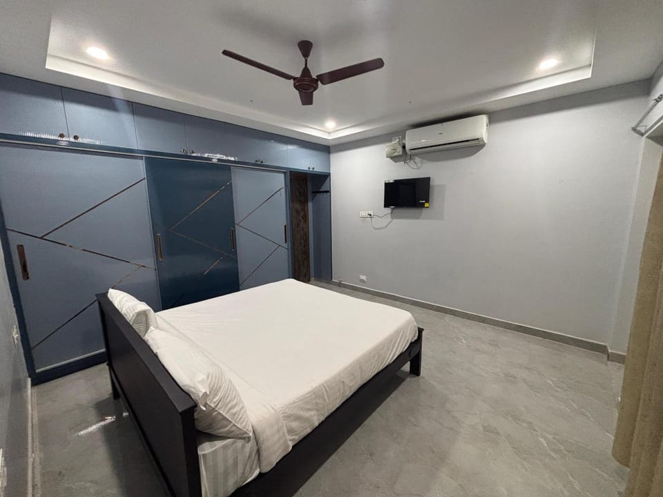 Communal lounge/ TV room, Bed, TV and multimedia, Photo of the whole room, Bedroom