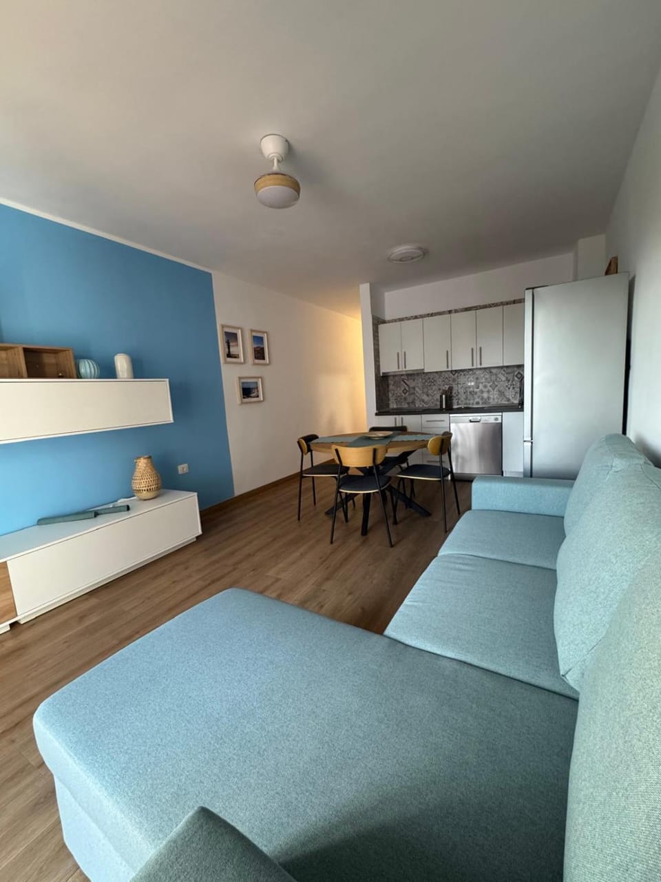 Kitchen or kitchenette, Living room, Seating area, Dining area