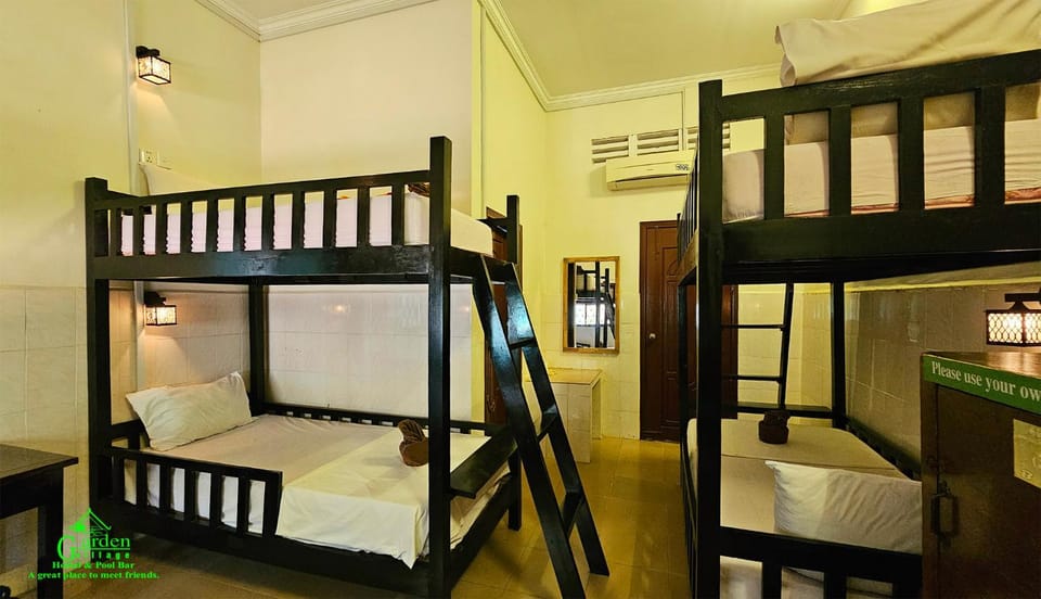 Bed, Photo of the whole room, Bedroom, bunk bed, air conditioner