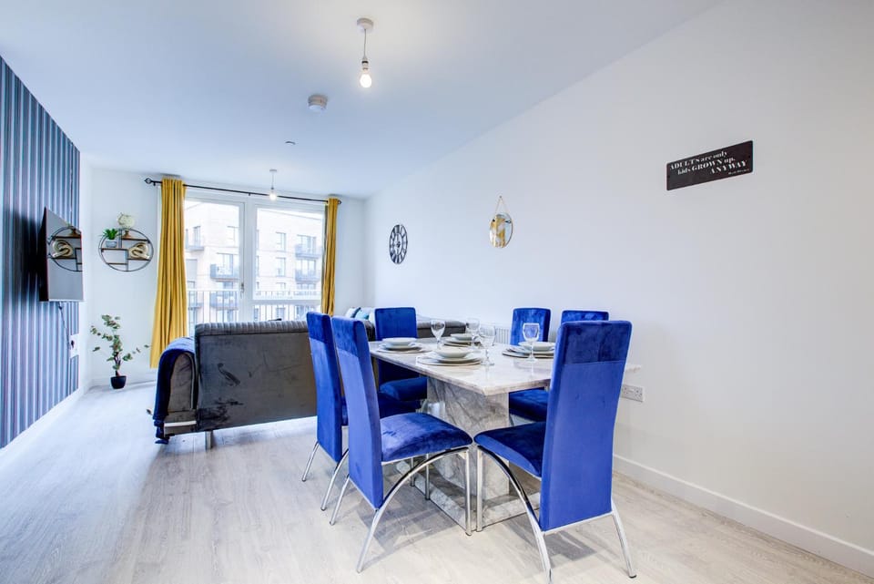 TV and multimedia, Living room, Seating area, Dining area