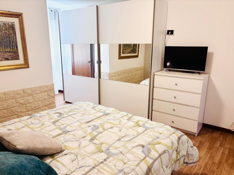 Bed, TV and multimedia, Bedroom, wardrobe