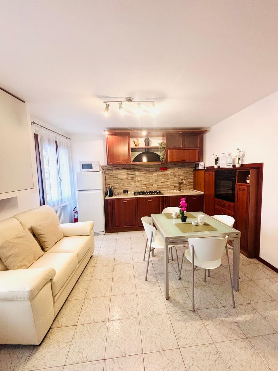 Kitchen or kitchenette, Living room, Seating area, Dining area, oven, stove