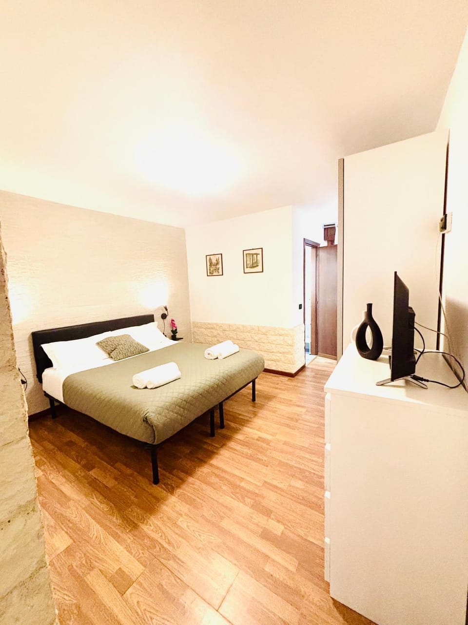 Bed, TV and multimedia, Photo of the whole room, Bedroom