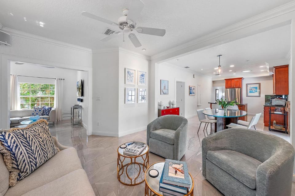 The White Flamingo - Tropical Pool Escape with Guest Cabana House in West Palm Beach