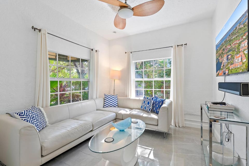 The White Flamingo - Tropical Pool Escape with Guest Cabana House in West Palm Beach