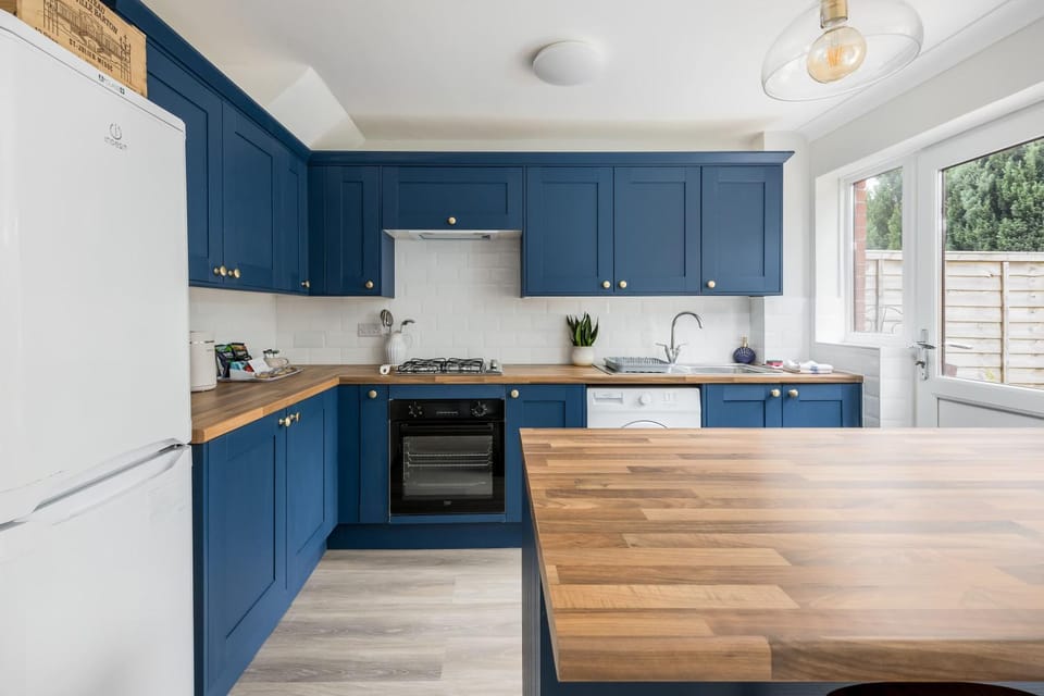 Shell Cove - With Sunny Rear Patio Near Harbourside Park House in Poole