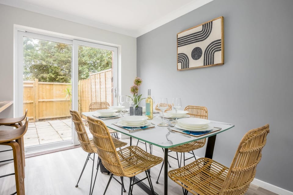 Shell Cove - With Sunny Rear Patio Near Harbourside Park House in Poole