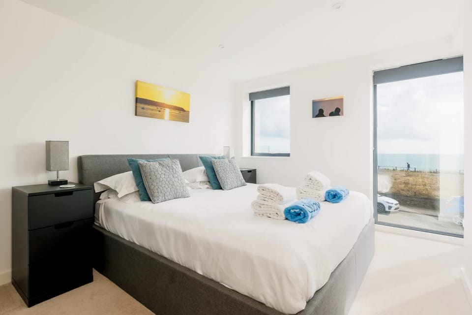 Rise and Shine - With a Balcony On the Seafront Apartment in Bournemouth