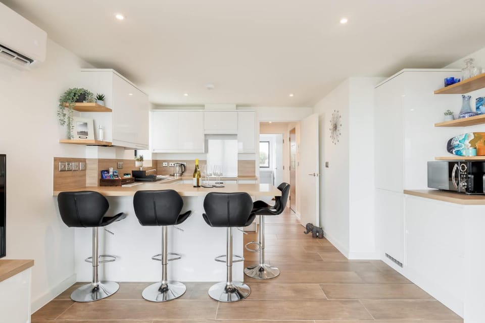 Rise and Shine - With a Balcony On the Seafront Apartment in Bournemouth
