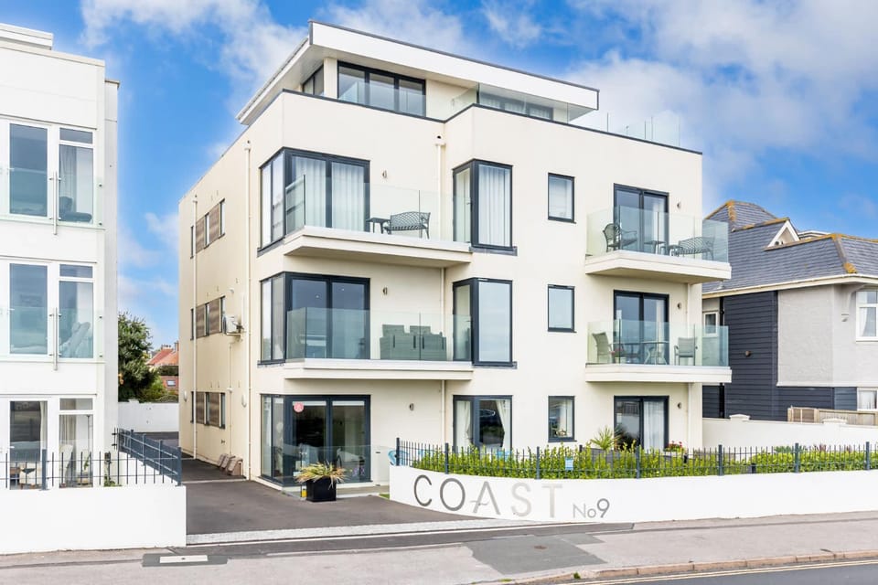 Rise and Shine - With a Balcony On the Seafront Apartment in Bournemouth