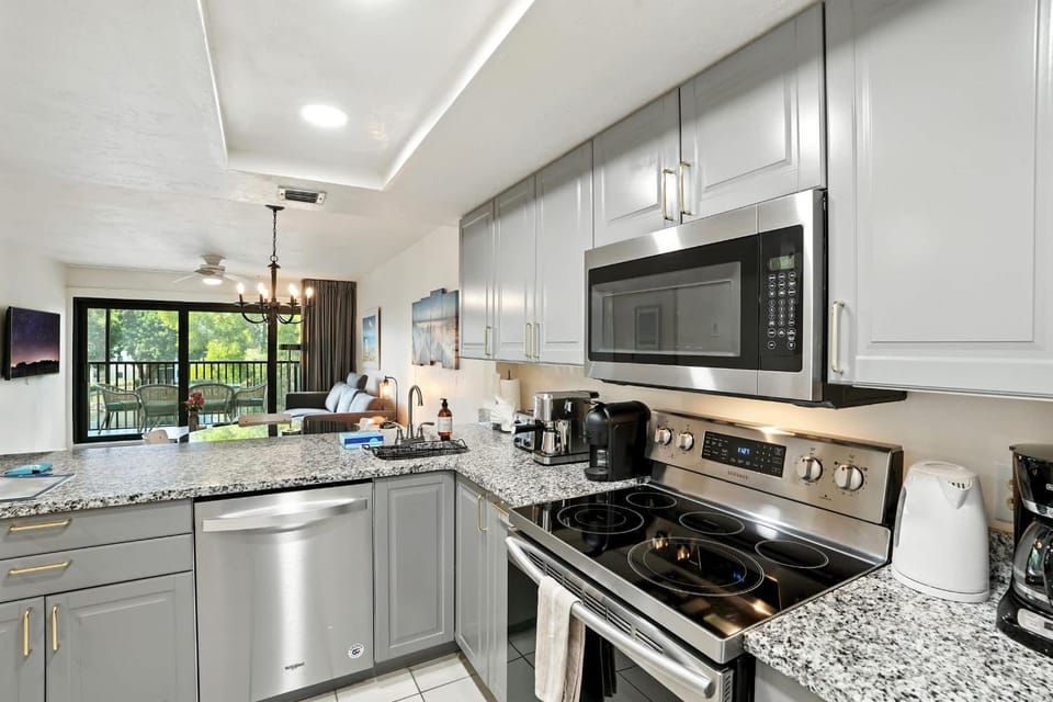 Beautiful Lake Views- Walk to Amenities House in Naples