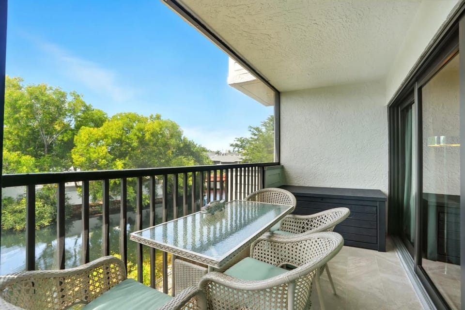 Beautiful Lake Views- Walk to Amenities House in Naples