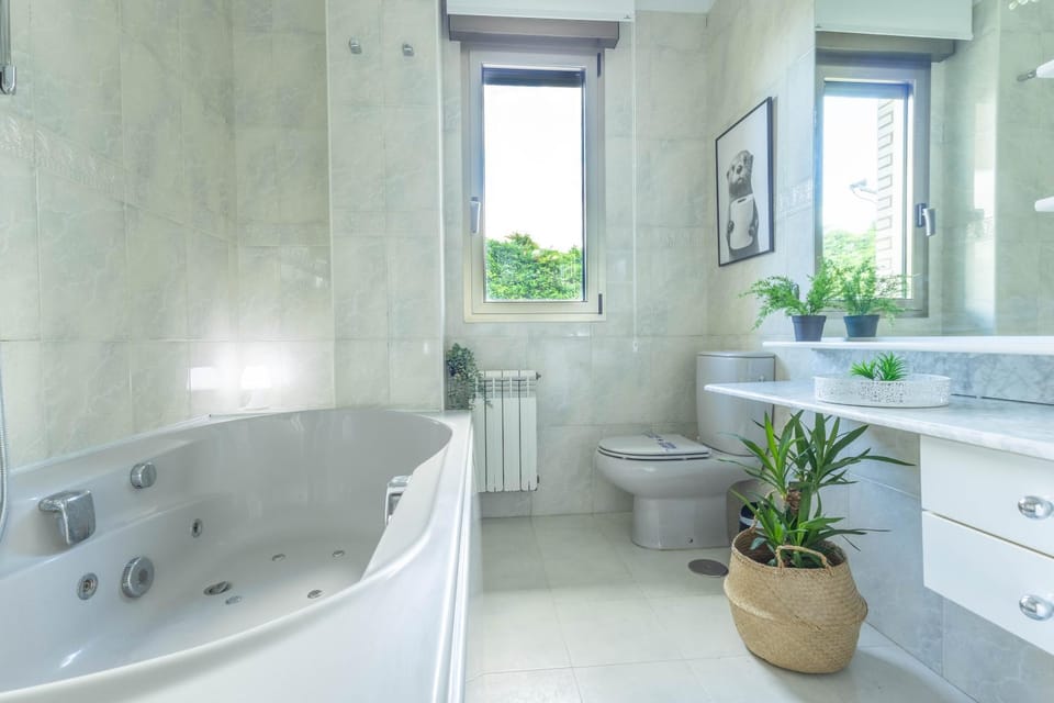 Villa Cantabria I Piscina I Jacuzzi I Bbq I Jardines I Wifi Villa in Cantabria