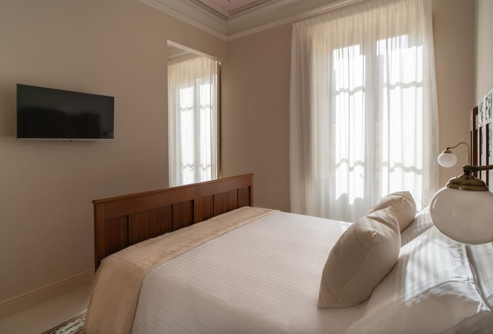 Bed, TV and multimedia, Photo of the whole room, Bedroom