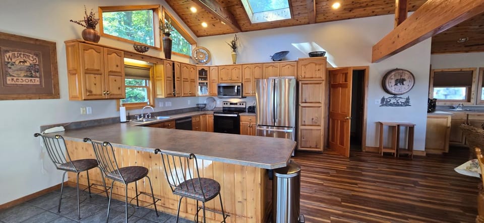 American Dream- 5 bedroom dog-friendly with hot tub, pool table and more! House in Deep Creek Lake
