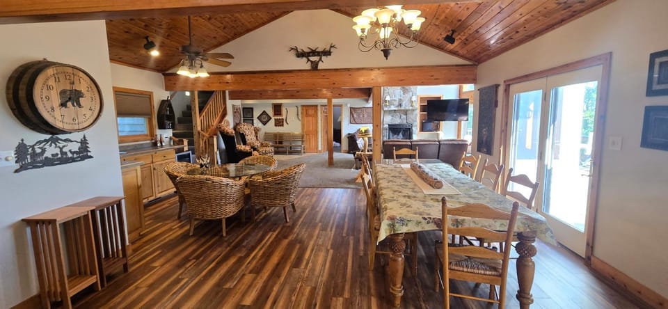 American Dream- 5 bedroom dog-friendly with hot tub, pool table and more! House in Deep Creek Lake